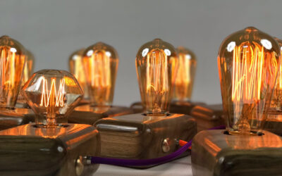 Lampen aus Holz, hergestellt in Handarbeit, in unserem Showroom / Fabriciusstraße